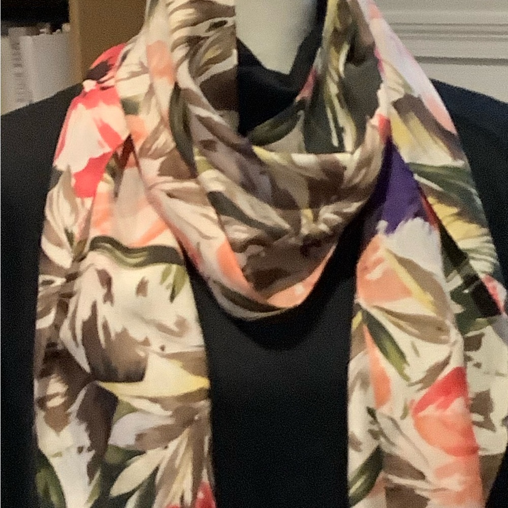 Long scarf bursting with summer flowers. It makes you 😊